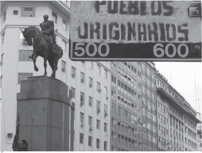 Intervención en monumento a Roca y en señalética urbana, cambiando del nombre por el de pueblos originarios en referencia a la masacre de indígenas llevada a cabo por militares.