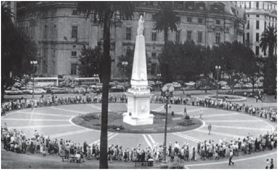  Una de las
primeras rondas de las Madres de Plaza de Mayo.