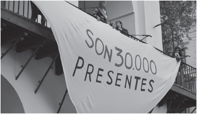 Inmenso
pañuelo colgado en el Cabildo, monumento histórico situado en la Plaza de Mayo.
Marcha del 24 de marzo de 2016.
