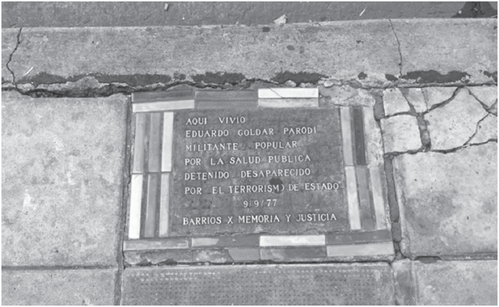 Baldosa en las
cercanías del Hospital público Durand, en homenaje a militantes
detenidos-desaparecidos de la salud durante la dictadura militar.