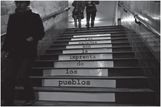 Intervención
del Grupo de Arte Callejero (GAC) en estación de subte.